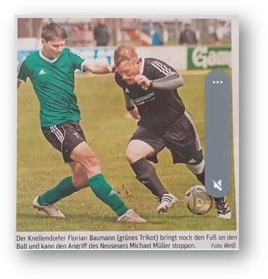 Florian Baumann im grünen Trikot des SV Knellendorf im Zweikampf