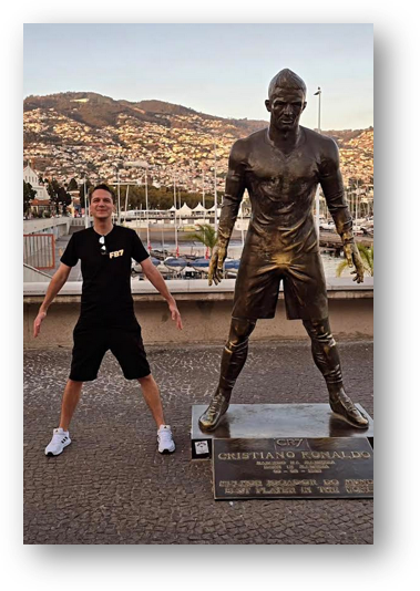 Florian Baumann an der Cristiano-Ronaldo-Statue auf Madeira