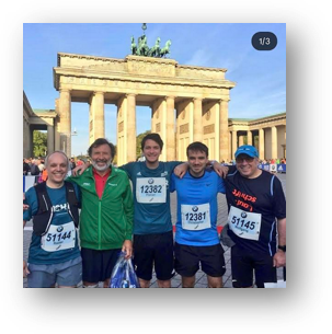 Florian Baumann mit Laufgruppe am Brandenburger Tor nach dem Marathon